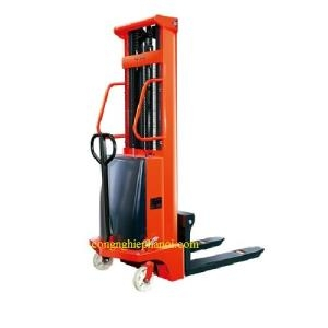 Xe nâng bán tự động CTD