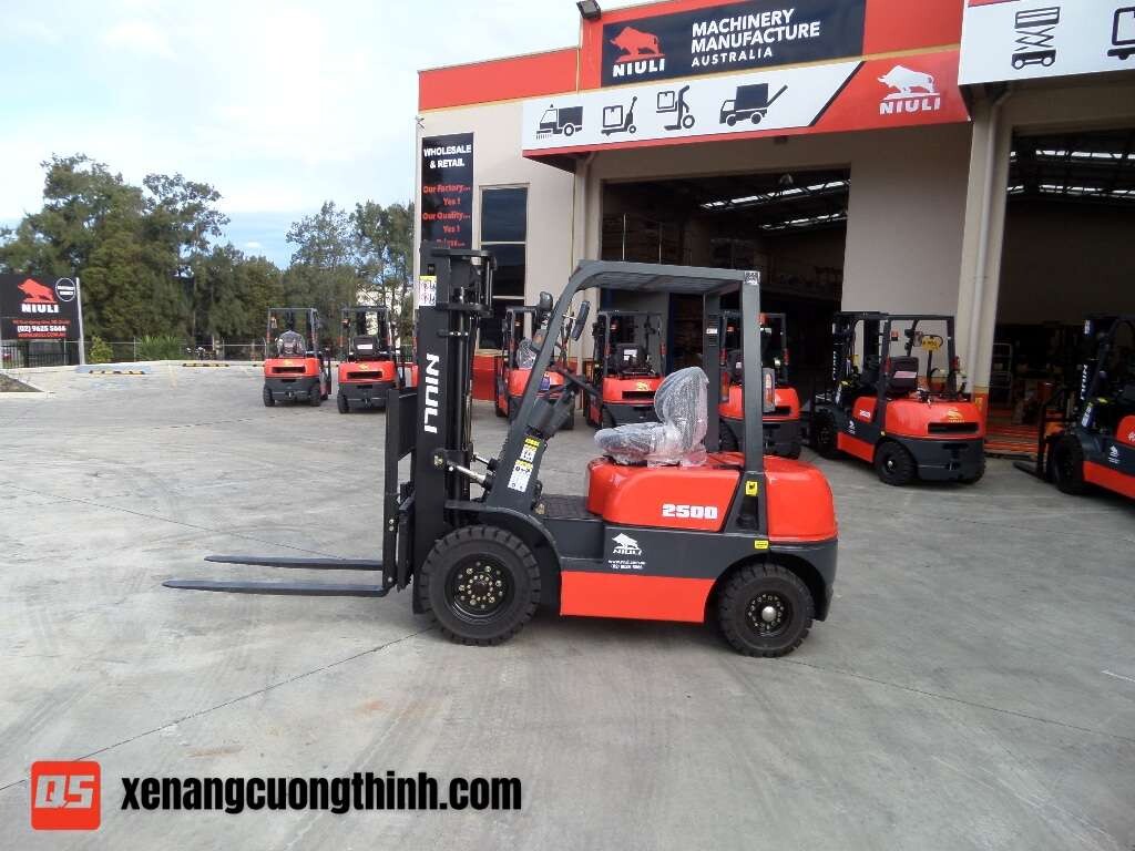 Xe nâng dầu 2.5 Tấn