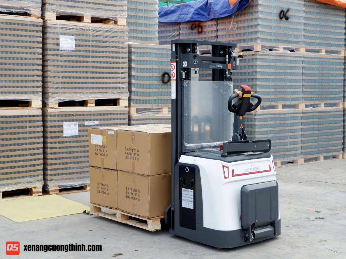 Xe nâng điện Stacker 1.5 Tấn có bệ đứng lái