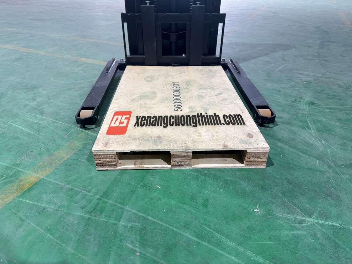 Xe nâng điện chân rộng 1.5 Tấn Straddle Leg QES15E-SL