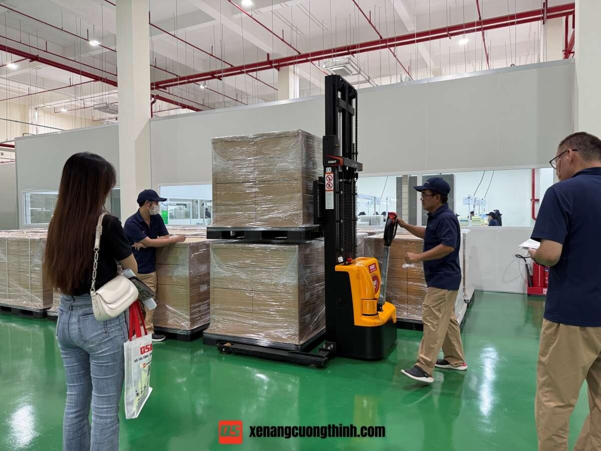 Xe nâng điện chân rộng 1.5 Tấn Straddle Leg QES15E-SL
