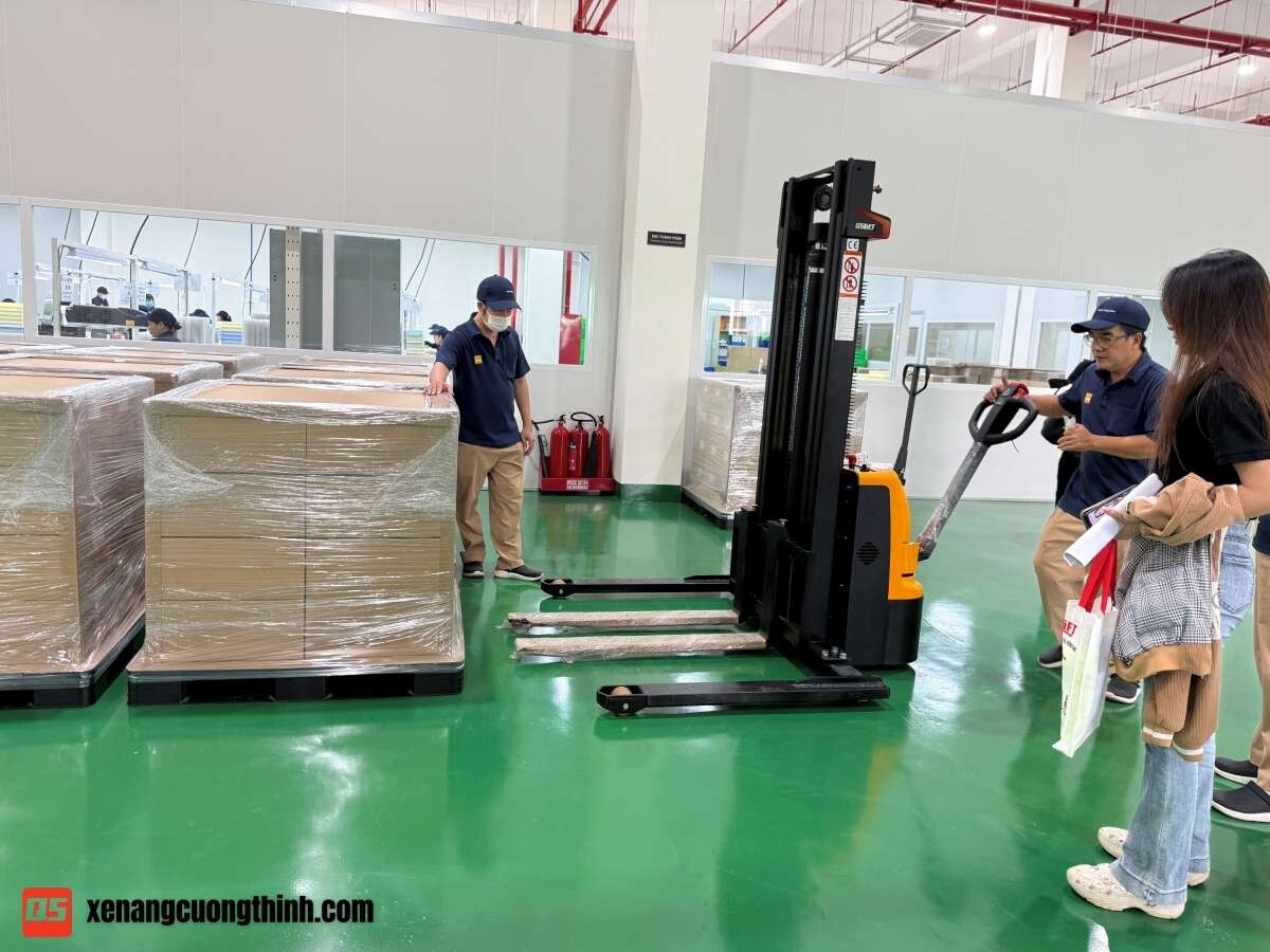 Xe Nâng Điện Stacker 1.5 Tấn Chân Rộng Dùng Cho Pallet 2 Mặt/Pallet Kín