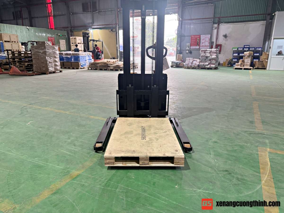 Xe Nâng Điện Stacker Chân Rộng Dùng Cho Pallet 2 Mặt