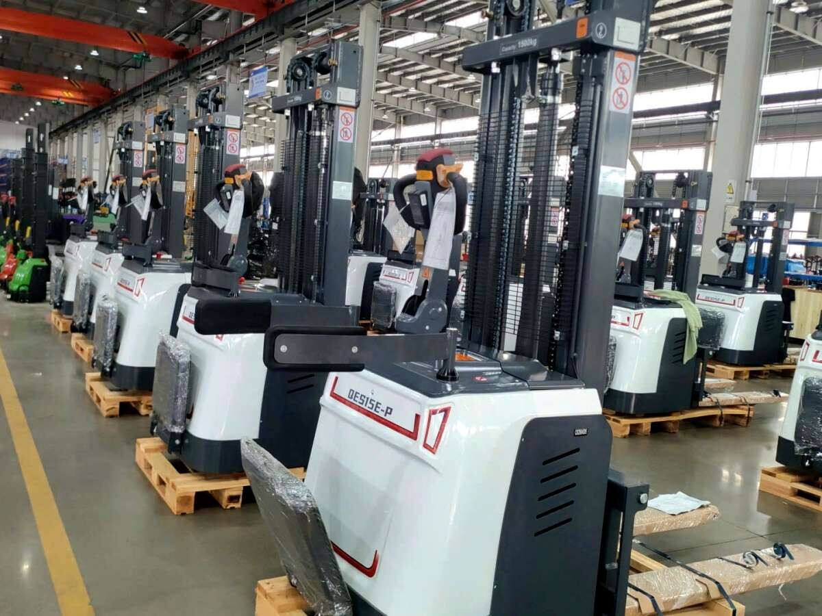 Xe nâng điện đứng lái - vận hành gọn nhẹ trong kho hẹp