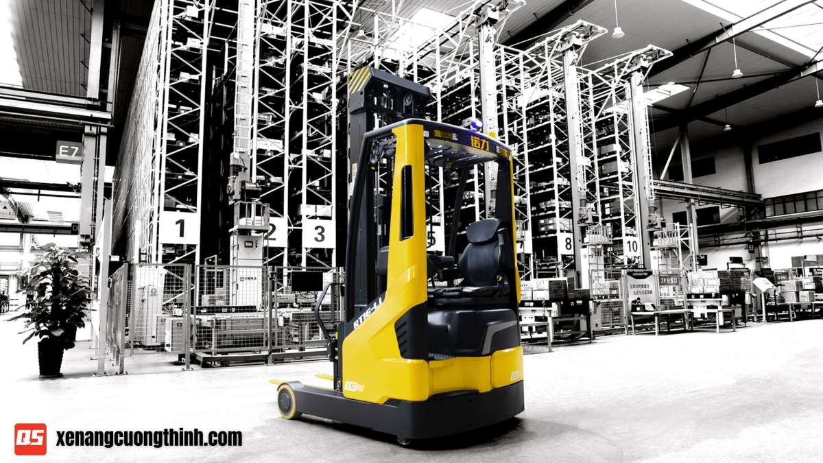 Xe nâng điện Reach Truck đứng lái dùng trong kho lạnh