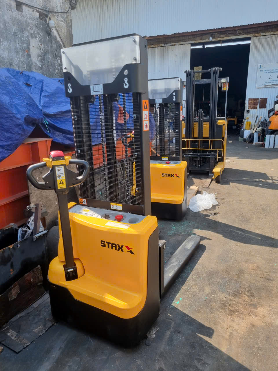 Xe nâng điện model WS15H-3000, tải trọng nâng 2000kg, xe nâng và di chuyển bằng điện