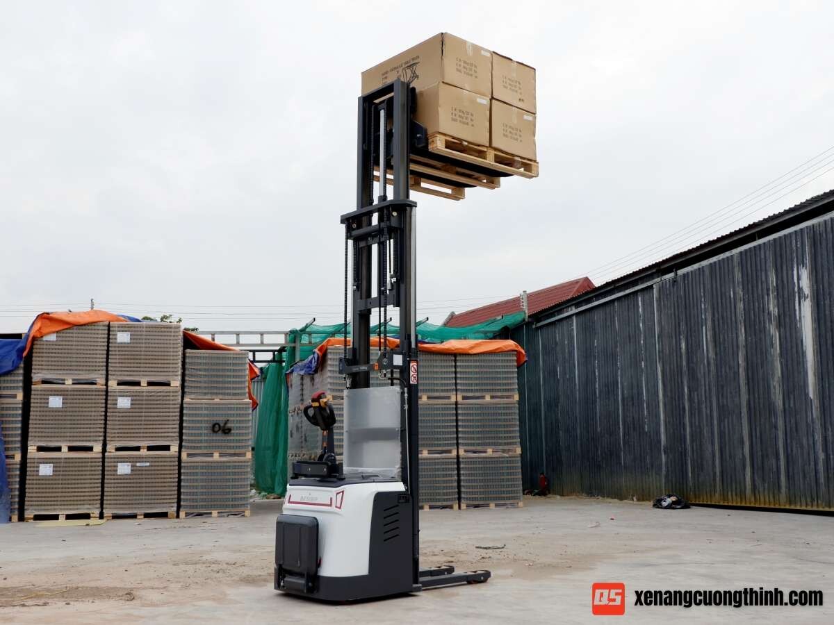 Xe Nâng Stacker 2 Tấn Có Bệ Đứng Lái