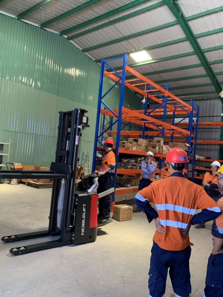 Xe nâng điện stacker 2 Tấn Noblelift