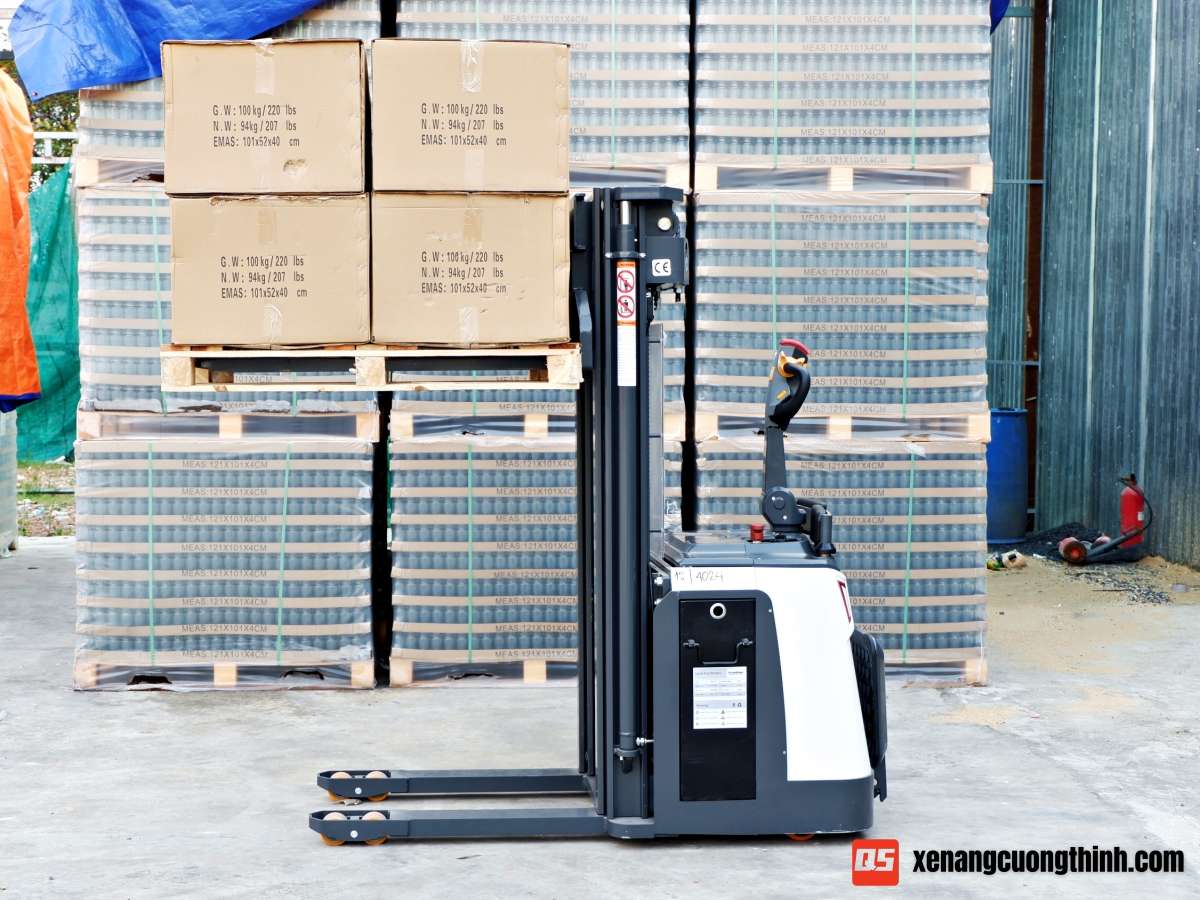 Xe nâng điện Stacker 2 Tấn | Có bệ đứng lái