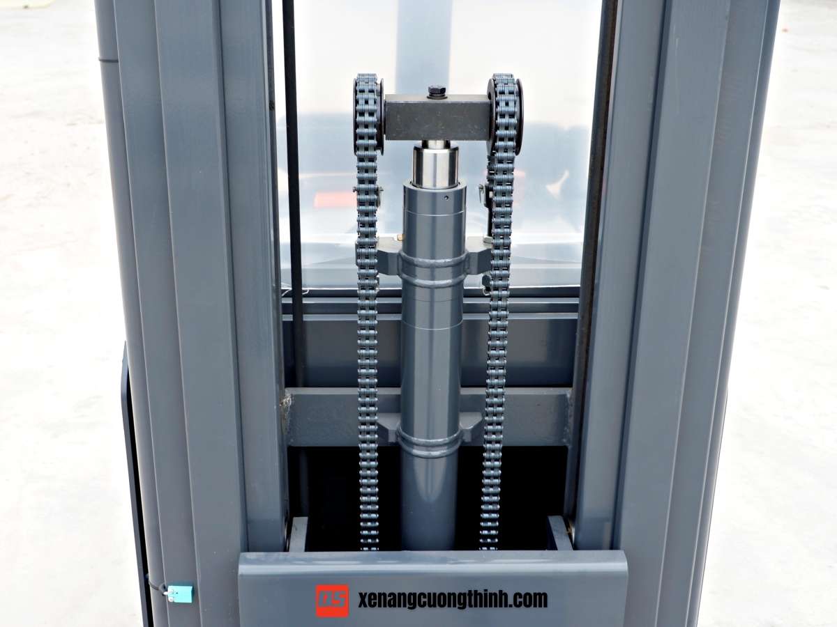 Xe nâng điện Stacker 2 Tấn | Có bệ đứng lái