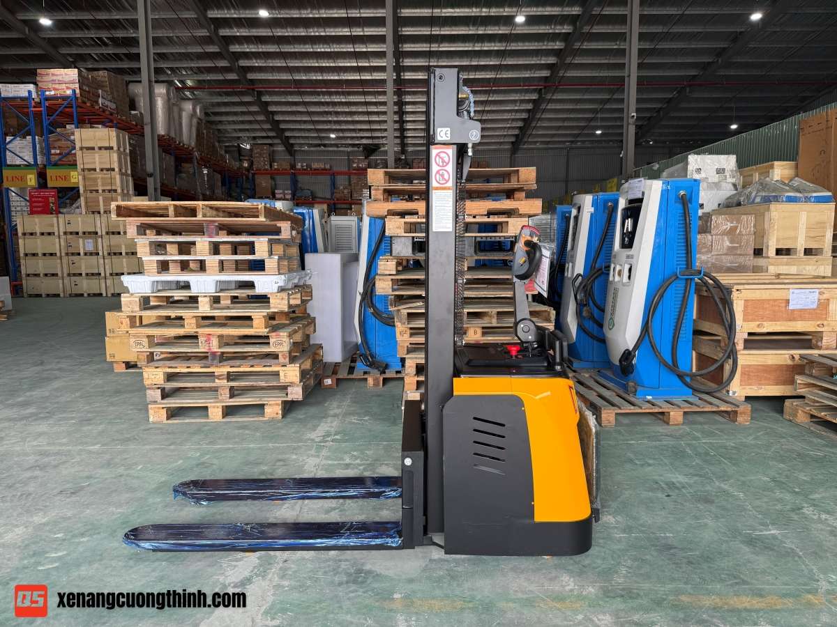 Xe nâng điện Stacker 1.5 Tấn đứng lái