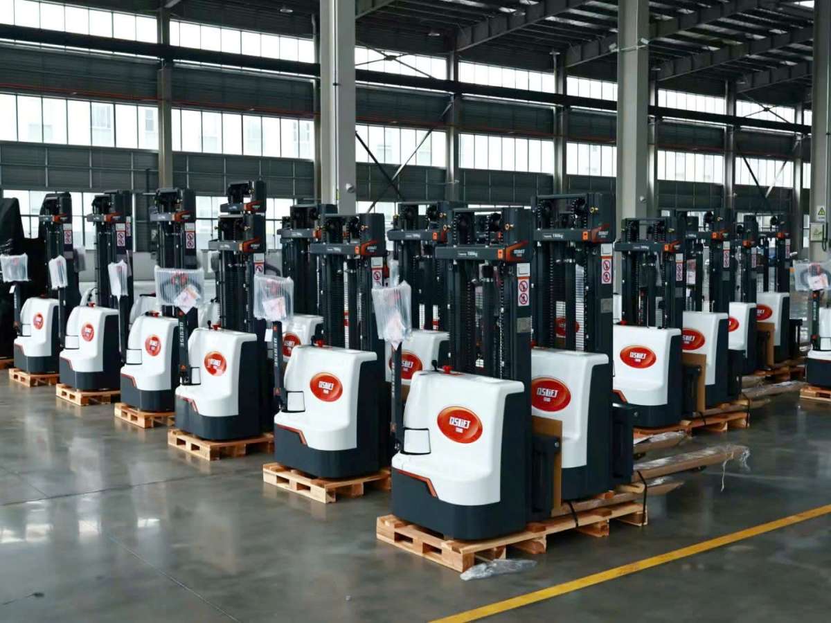 Xe nâng điện Stacker - nâng cao hàng hóa lên kệ dễ dàng