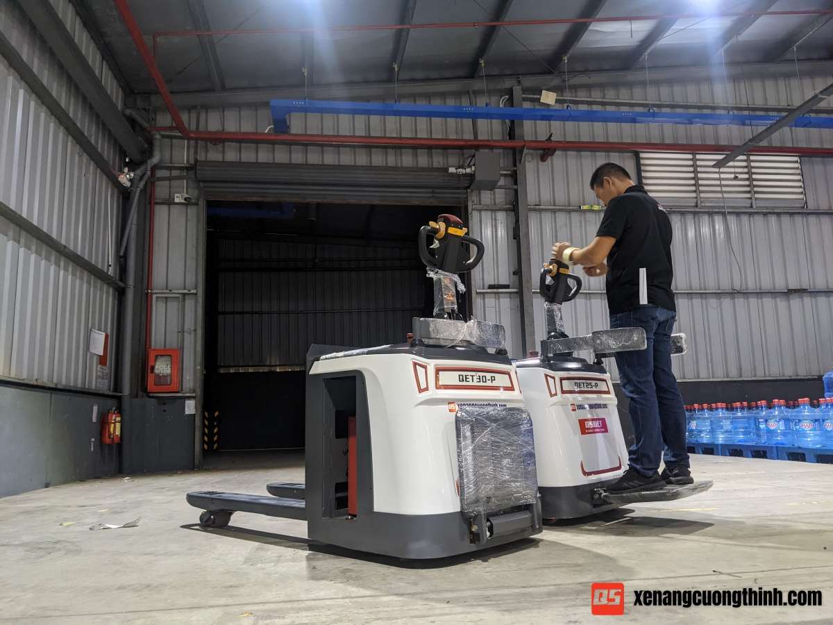 Xe nâng tay điện thấp có bệ đứng lái