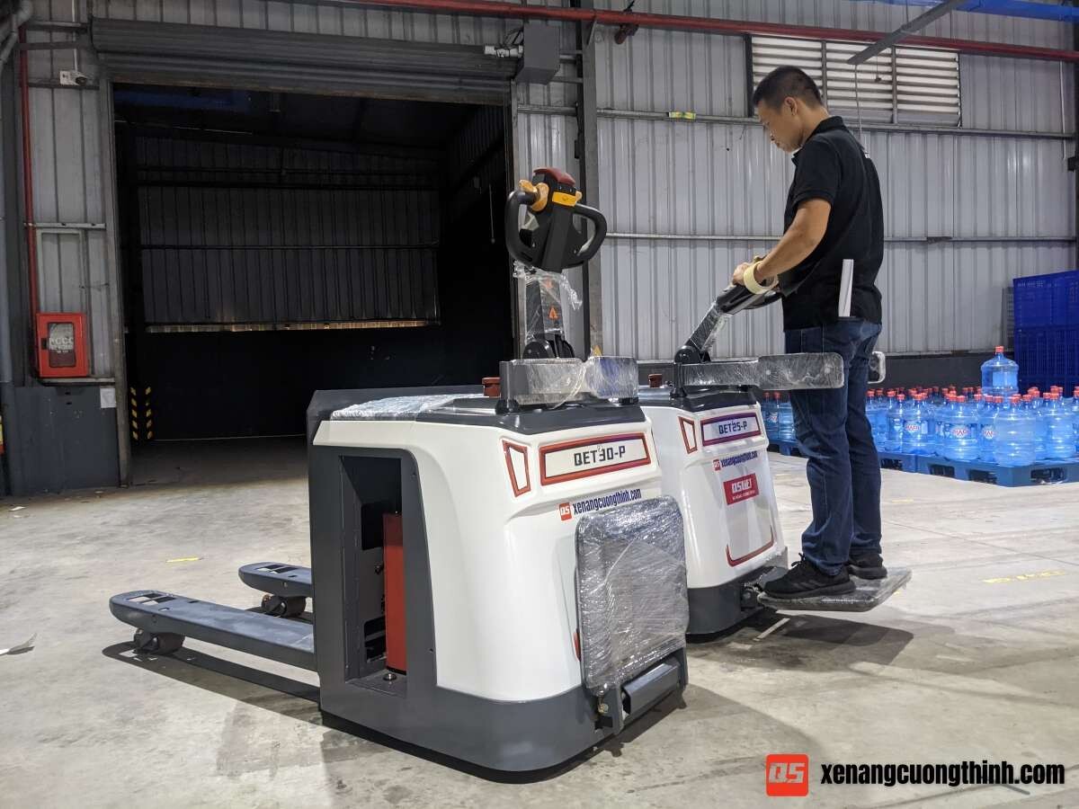 Xe nâng tay điện mini có bệ đứng lái