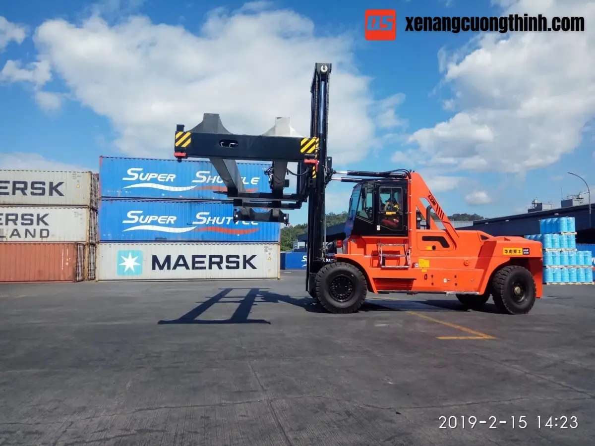 Xe nâng forklift hạng nặng với bộ công tác gắp công