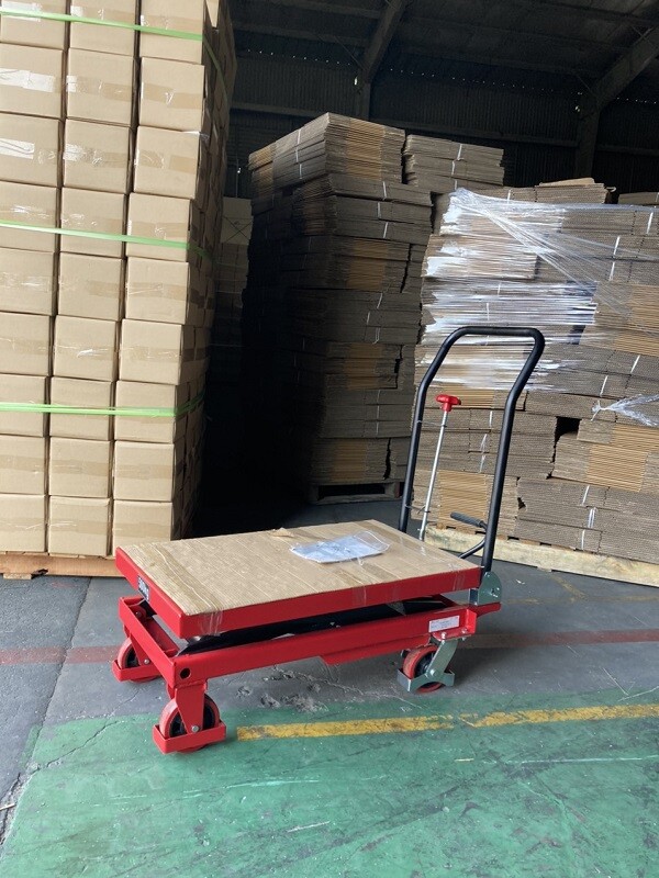 Xe nâng mặt bàn 500kg giá rẻ tại HCM