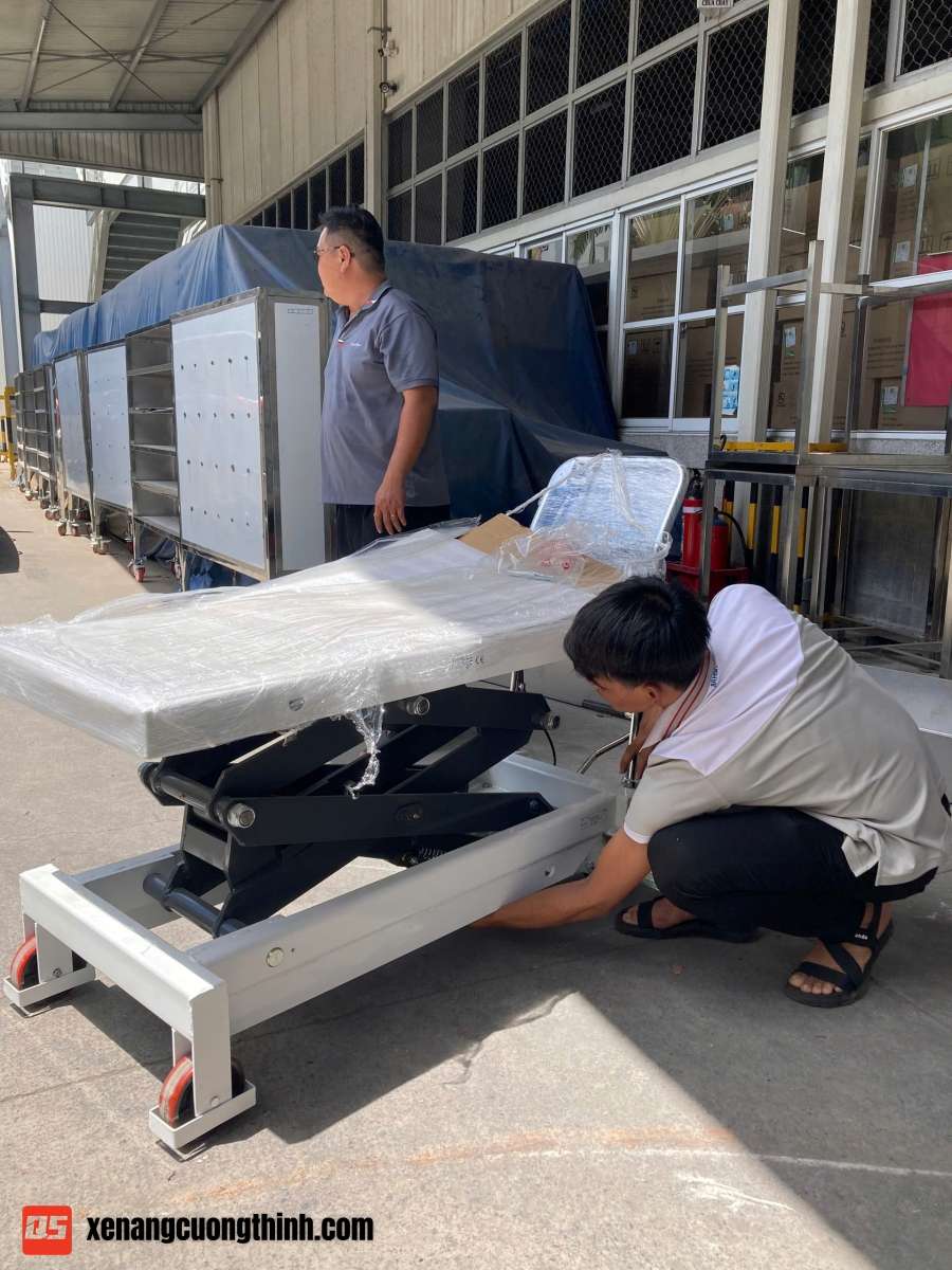 Bàn giao xe nâng mặt bàn 700kg QSLift TFD70 tại Cường Thịnh