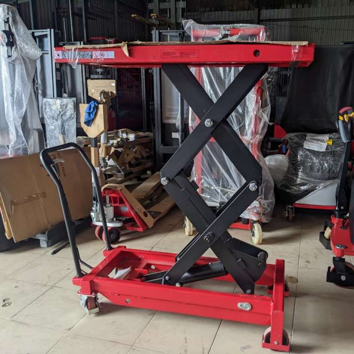 Xe nâng mặt bàn 700kg