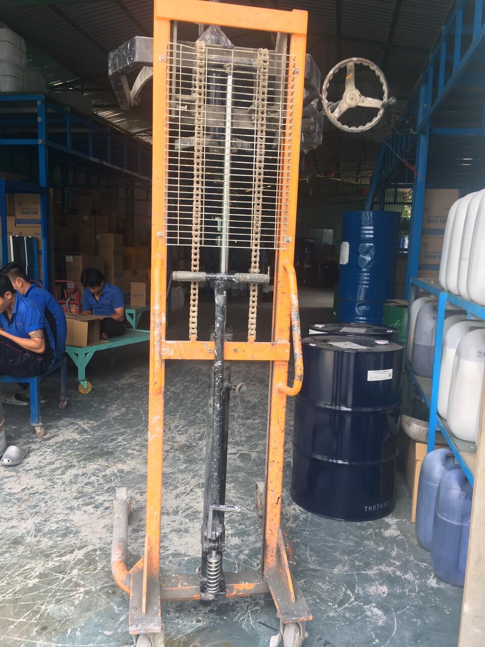 Hình ảnh xe nâng quay đổ phuy hoạt động lại bình thường sau khi tiến hành phục hồi bơm thủy lực
