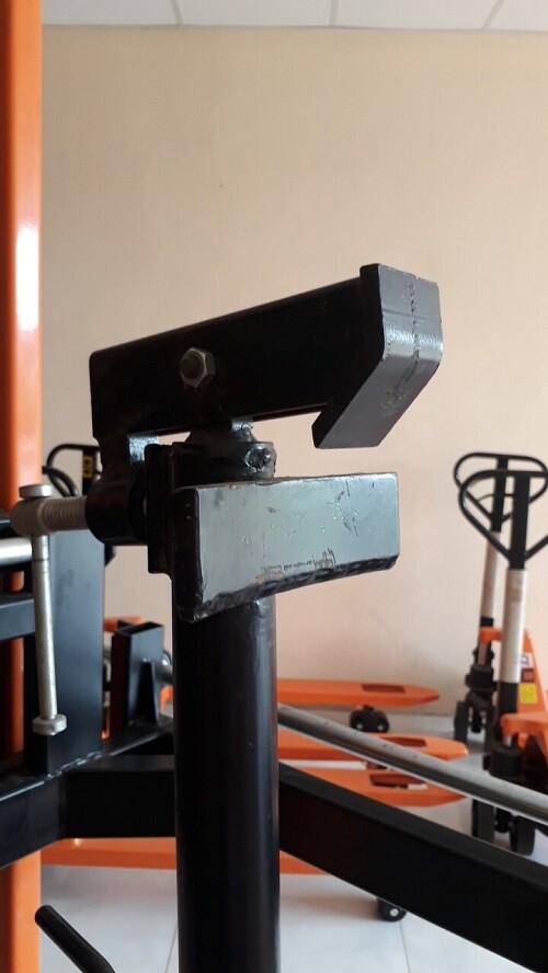 Xe nâng quay đổ phuy giá rẻ