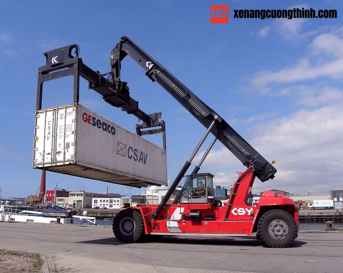 Xe nâng reach stacker
