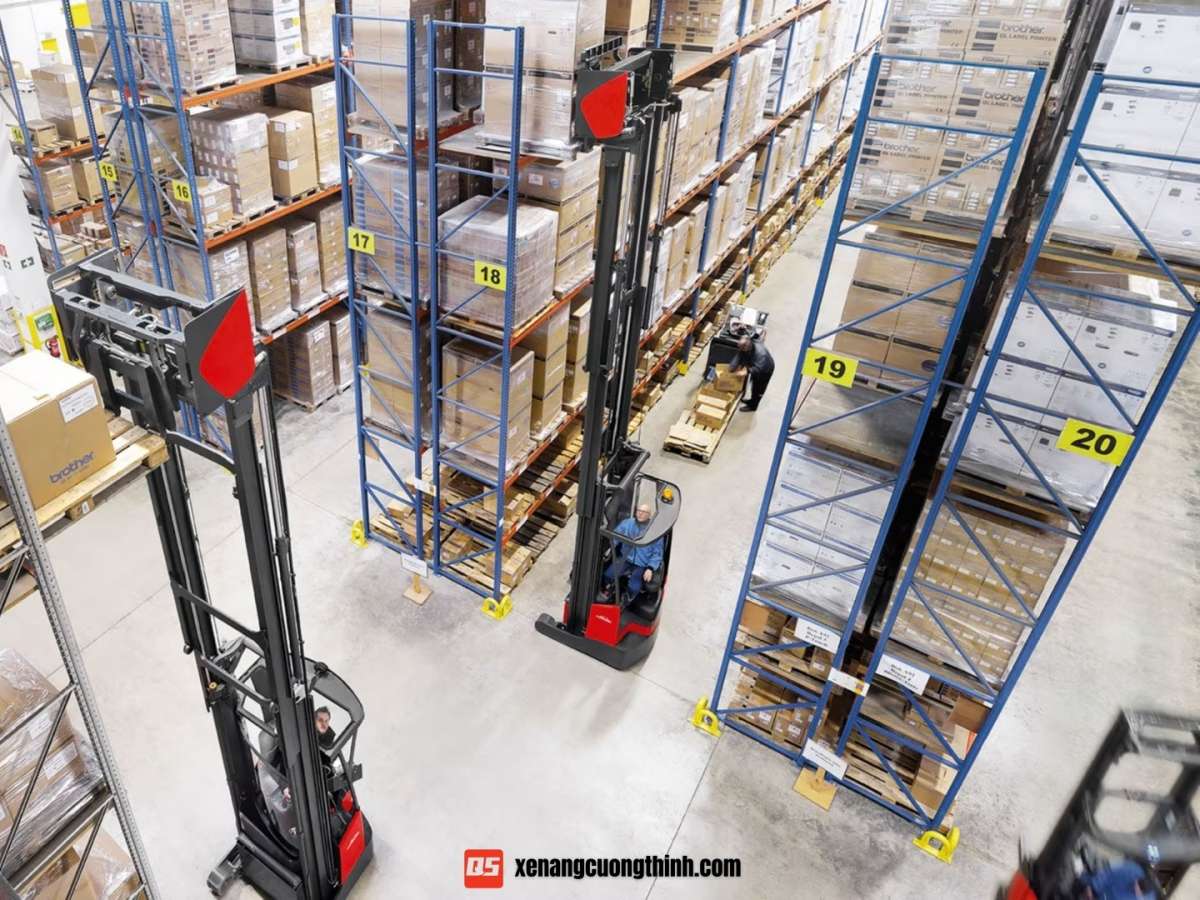 Xe Nâng Reach Truck
