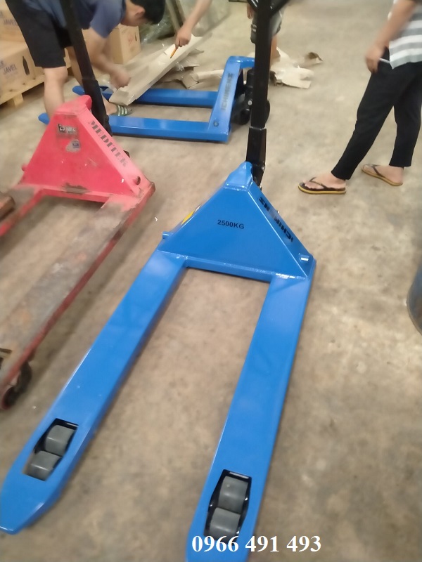 XE NÂNG TAY 2500KG CÀNG RỘNG 680MM