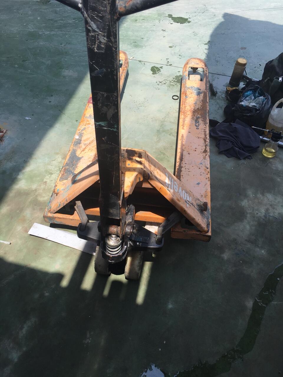 Hình ảnh xe nâng tay nâng không lên tại Bình Chánh