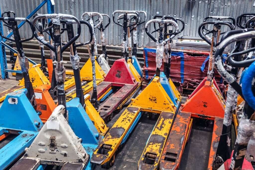 Xe nâng tay bị rỉ sét