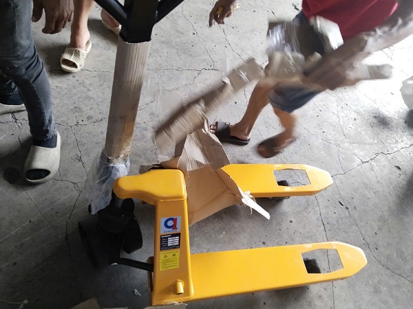 xe nâng tay chất lượng cao tiêu chuẩn châu âu dành cho ngành giấy