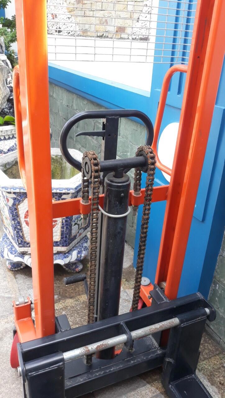 Xe nâng tay cao 1000kg nâng cao 1m6  tại Gò Vấp nâng không lên