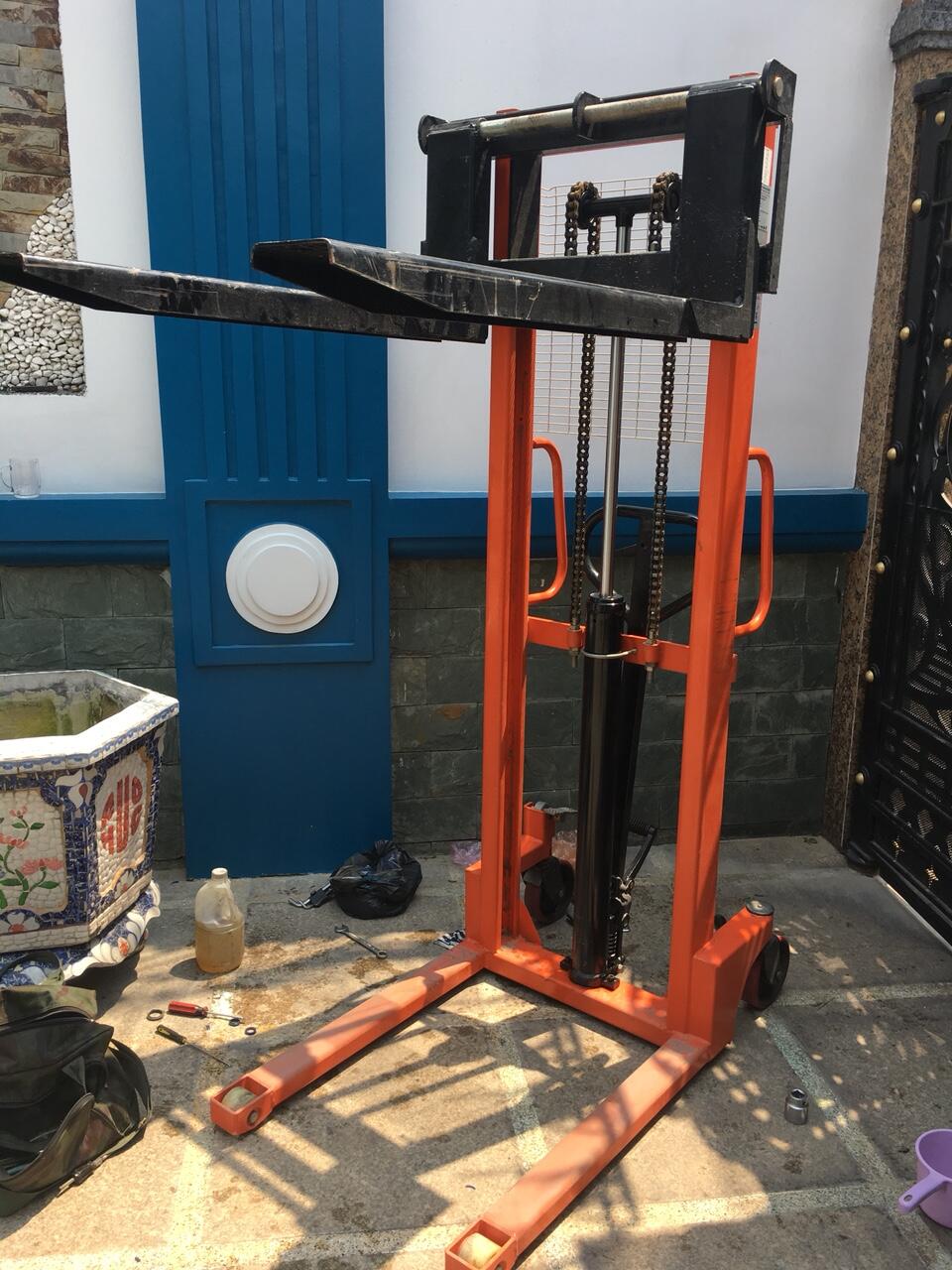 Hình ảnh xe nâng tay cao 1000kg tại Gò Vấp đã hoạt đồng bình thường sau khi tiến hành phục hồi bơm thủy lực