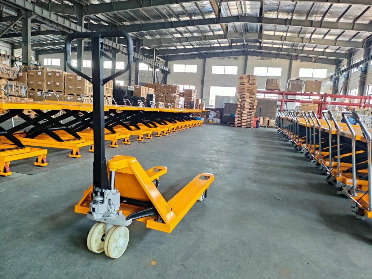 Xe nâng tay thủy lực - giải pháp nâng hạ hàng hóa cơ bản