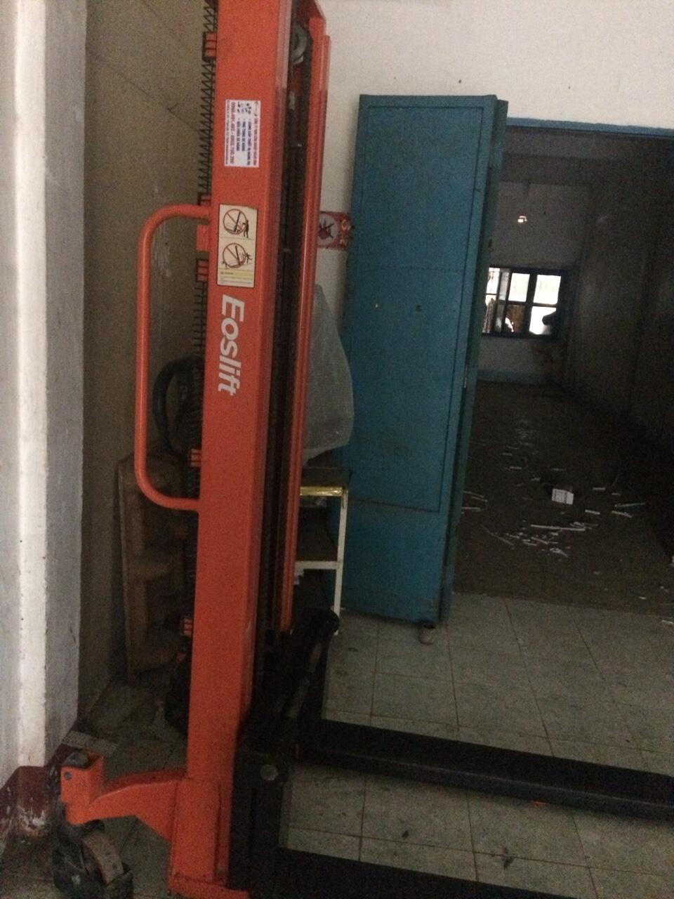 Xe nâng tay cũ đã qua sử dụng