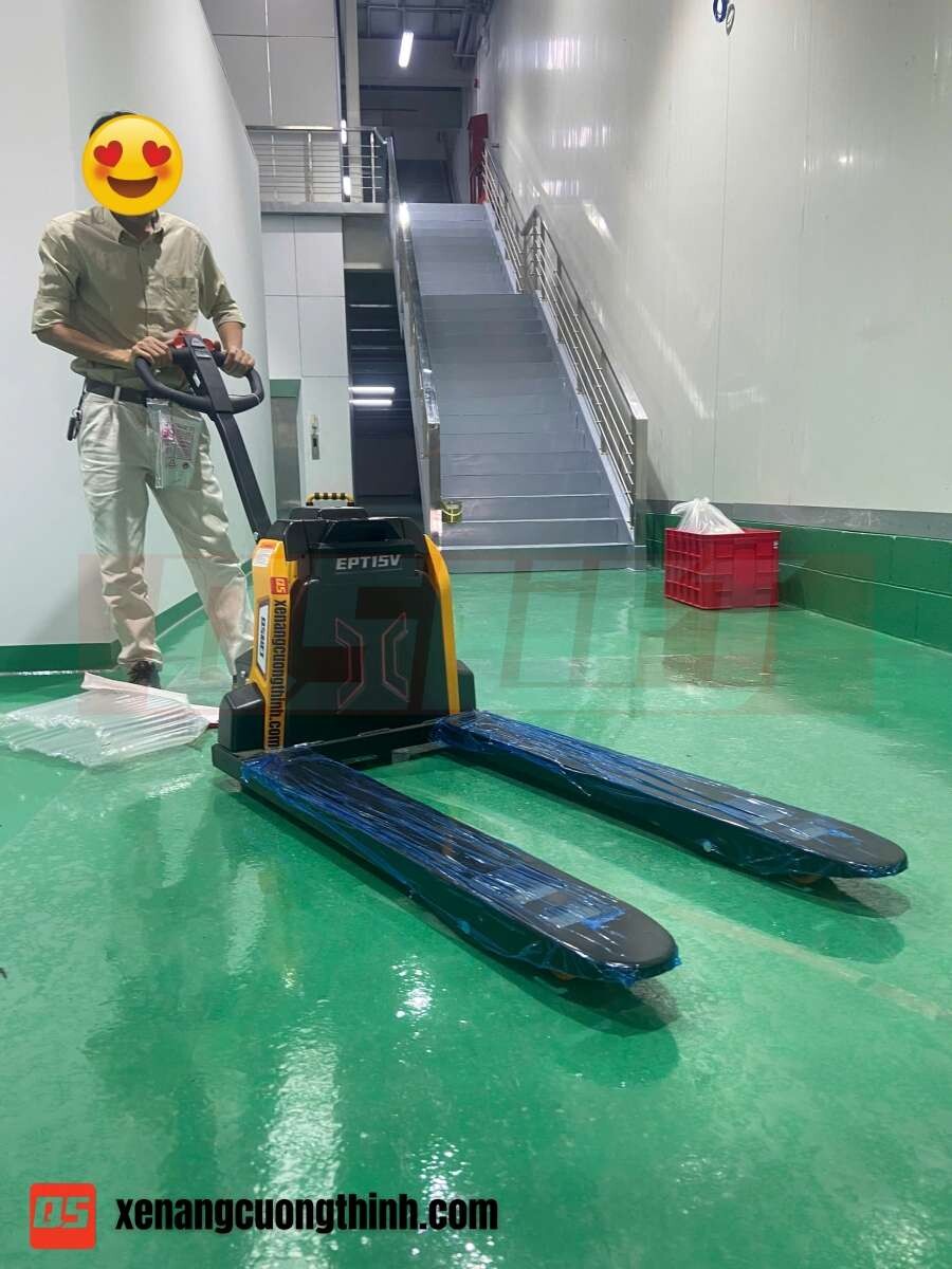 Bàn giao xe nâng tay điện 1.5 Tấn QSLift EPT15V