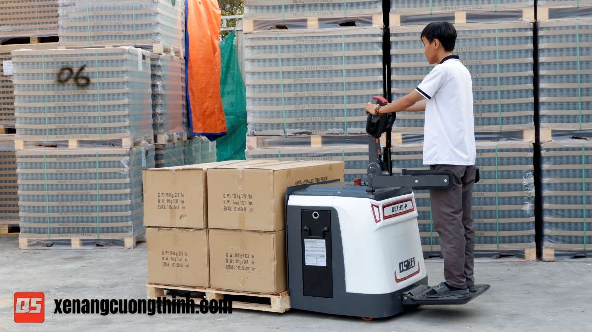 Xe nâng tay điện mini có bệ đứng lái