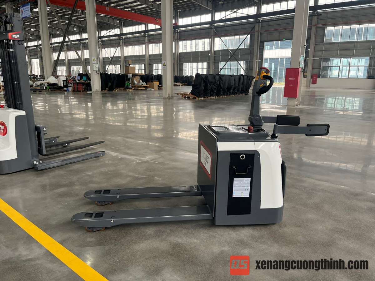 Xe nâng tay điện thấp 2 Tấn có bệ lái | Option Pin Lithium