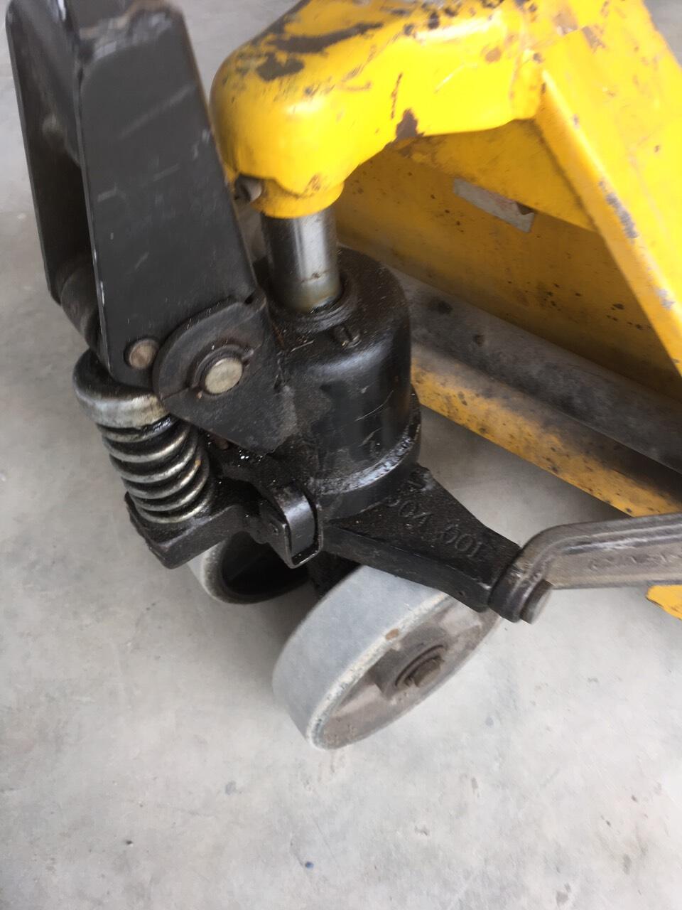 Hình ảnh xe nâng tay Ichimens bị xì nhớt bơm không lên