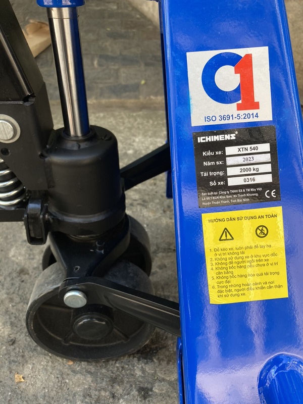 xe nâng tay 2000kg giá rẻ tại HCM