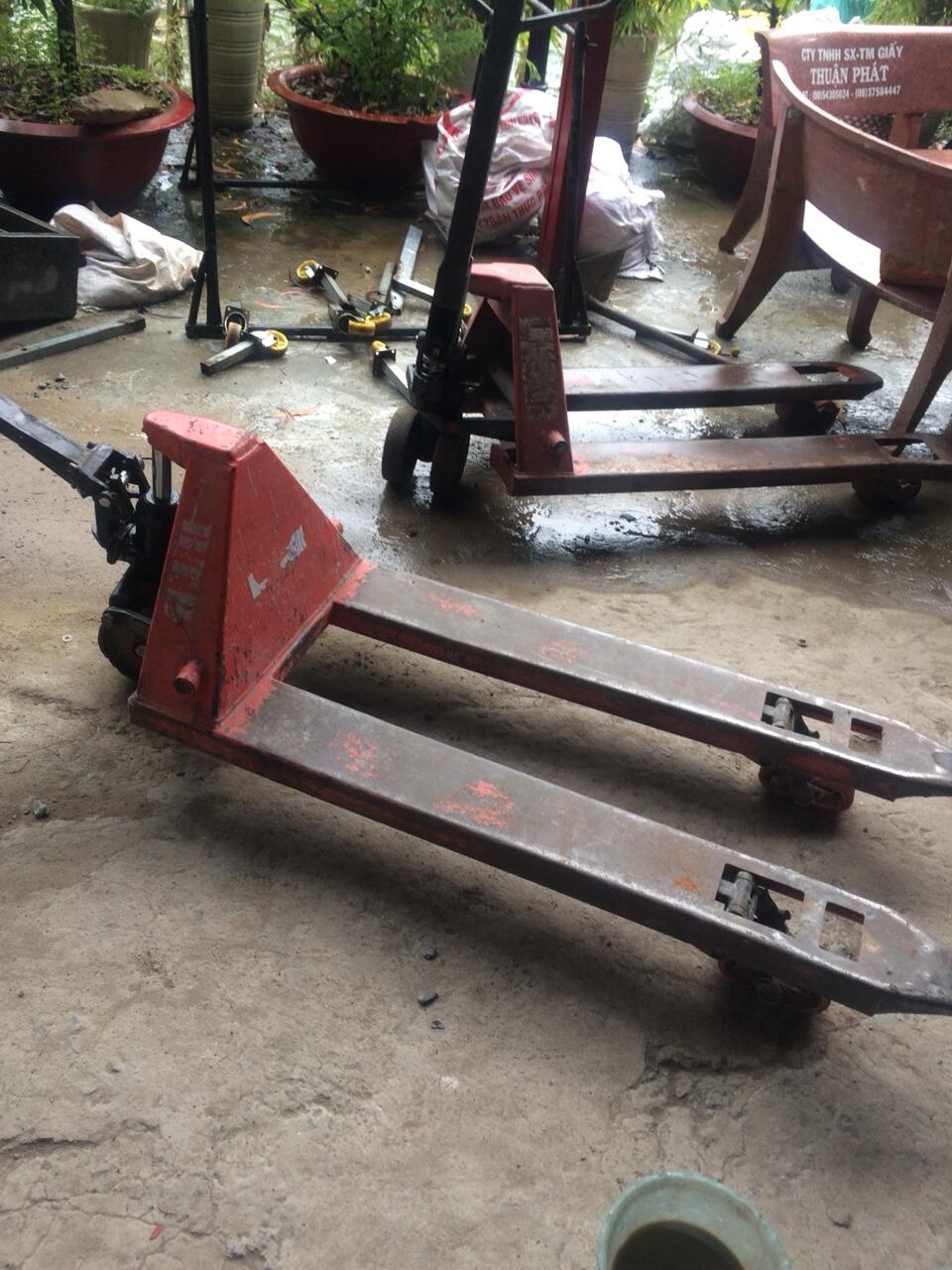 Hình ảnh xe nâng tay hoạt động lại bình thường sau khi tiến hành phục hồi bơm thủy lực