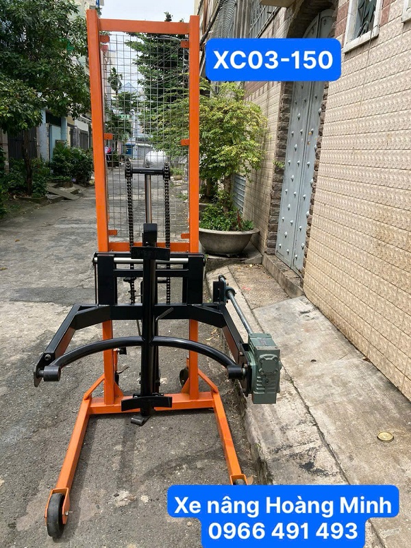 Xe nâng Hoàng Minh cung cấp xe nâng quay đổ phuy- xe nâng quay chiết phuy- xe nâng phuy giá rẻ tại HCM