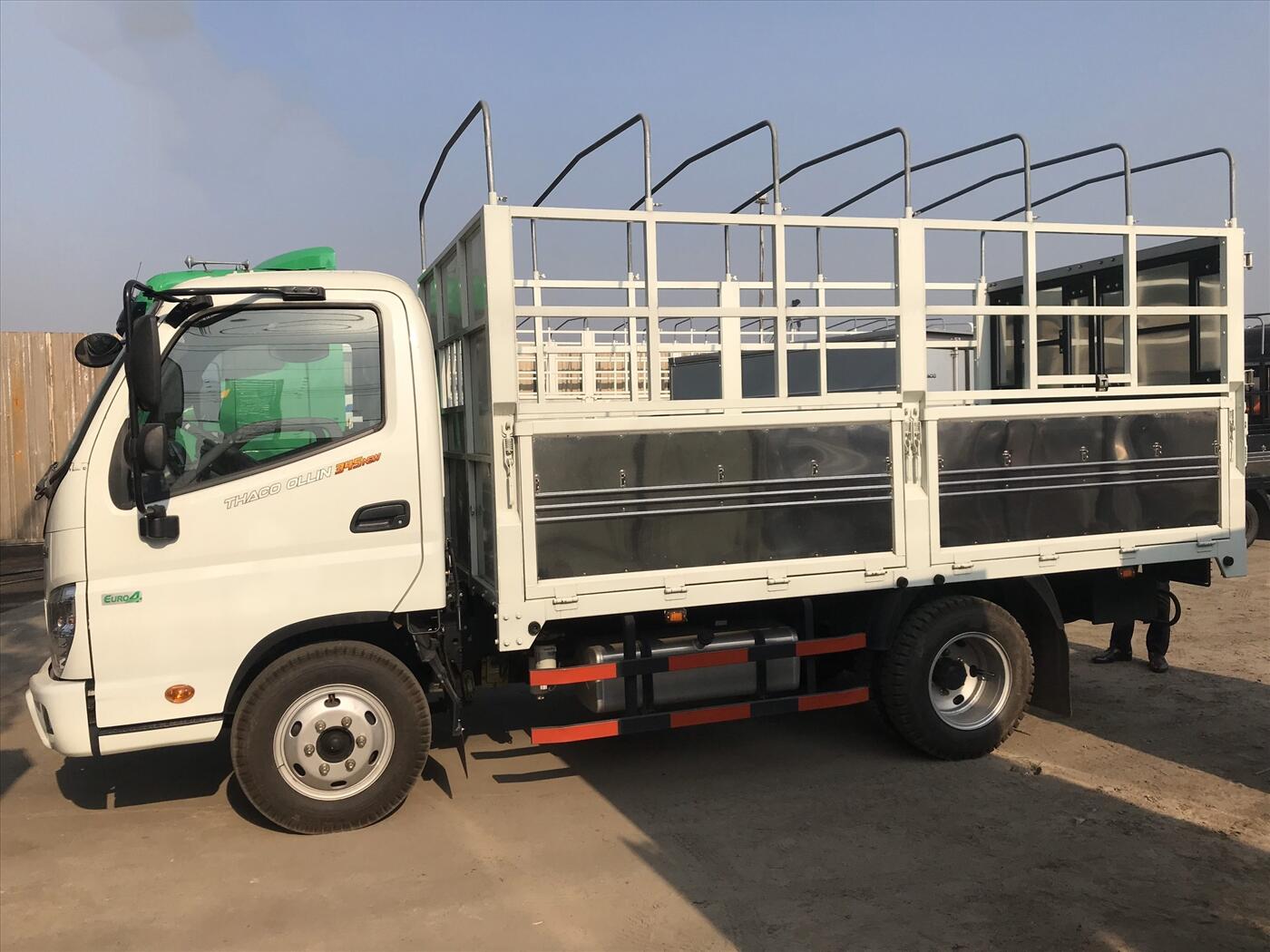 Xe tải Thaco Ollin 345 - Thùng mui bạt - Tải 2,4 tấn / 3,49 tấn