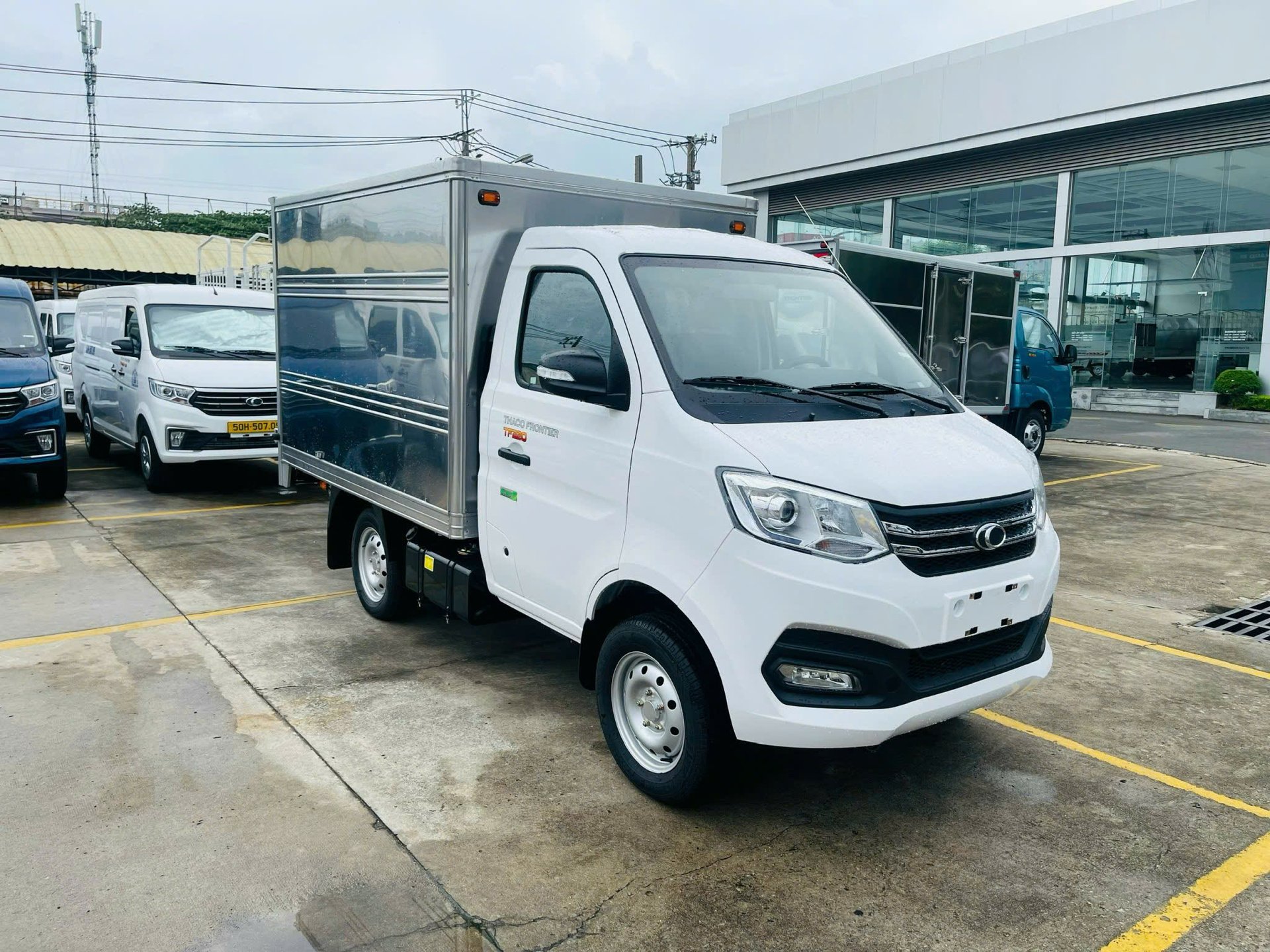 XE TẢI THACO TOWNER T1-2.3 (TF220) THÙNG KÍN DÀI 2m3 TẢI 990Kg MỚI NHẤT