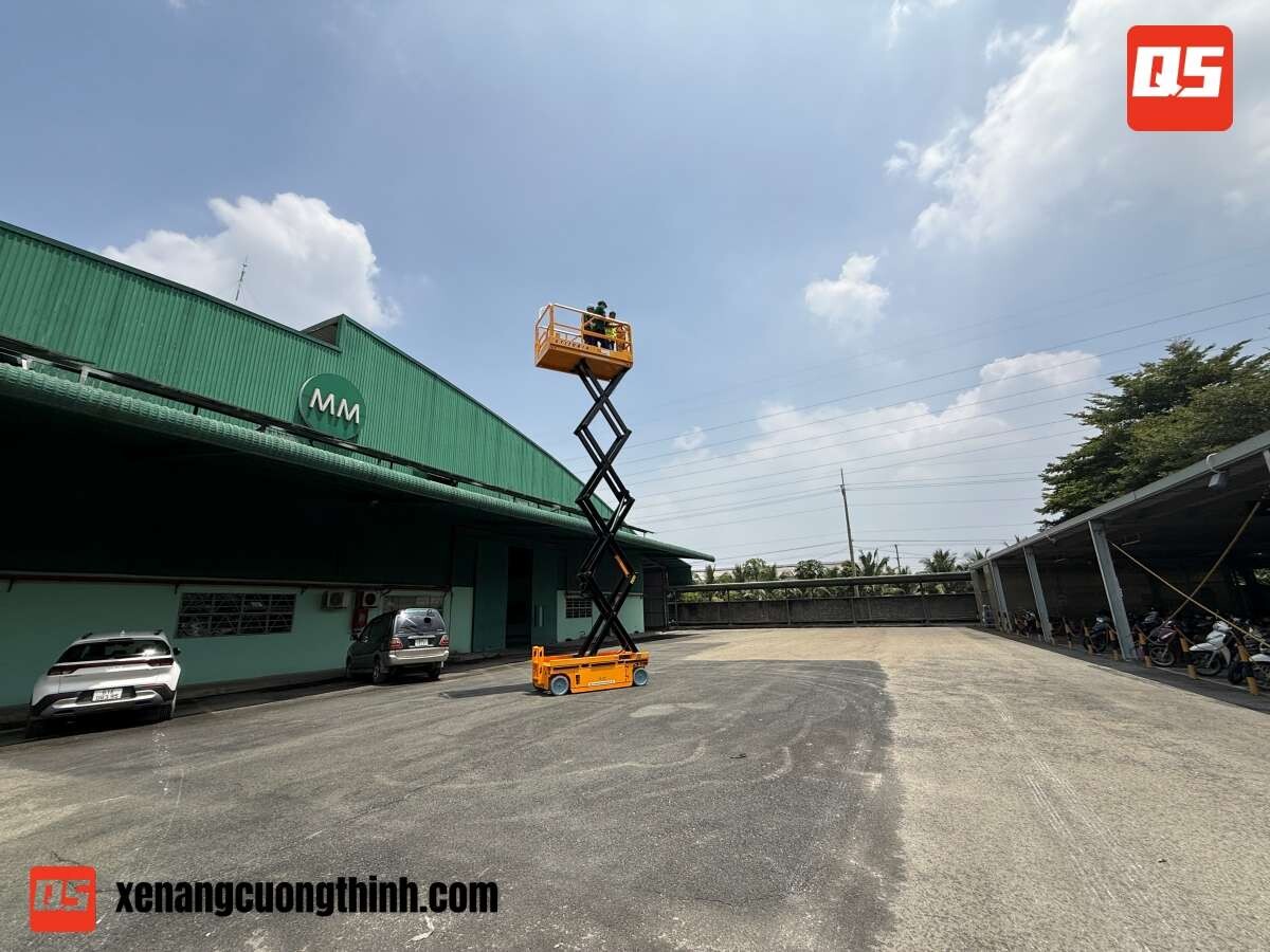 Bàn Giao Thang Nâng Người Tự Hành 8m QSLift GTJZ0810 | KCN Sóng Thần