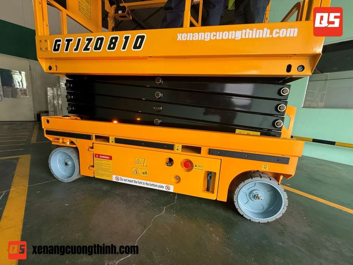 Bàn Giao Thang Nâng Người Tự Hành 8m QSLift GTJZ0810 | KCN Sóng Thần