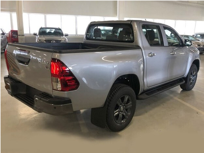 Toyota Hilux 2.4 E 4x4 MT