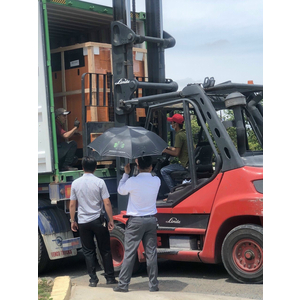 Máy nén khí HighQ đưa ra khỏi Container vào kho