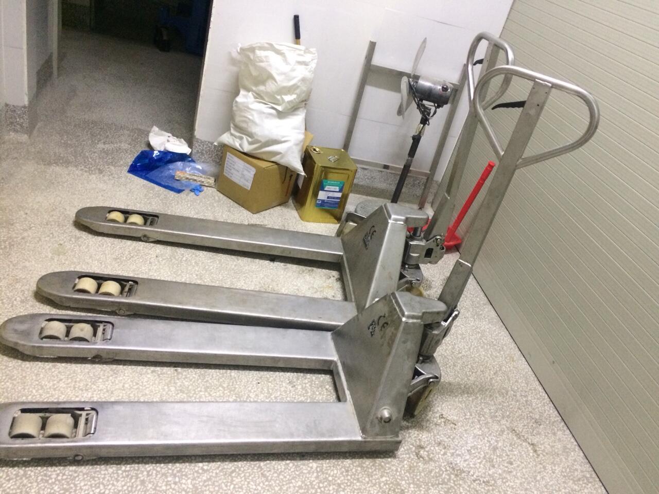 Xe nâng tay Inox bị hư của công ty thực phẩm