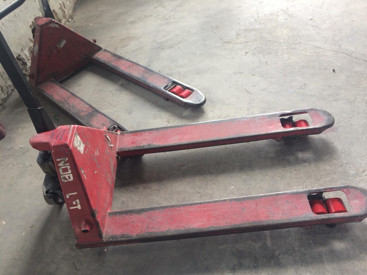 Hình ảnh xe nâng được thay bánh xe mới kích thước 80x70mm