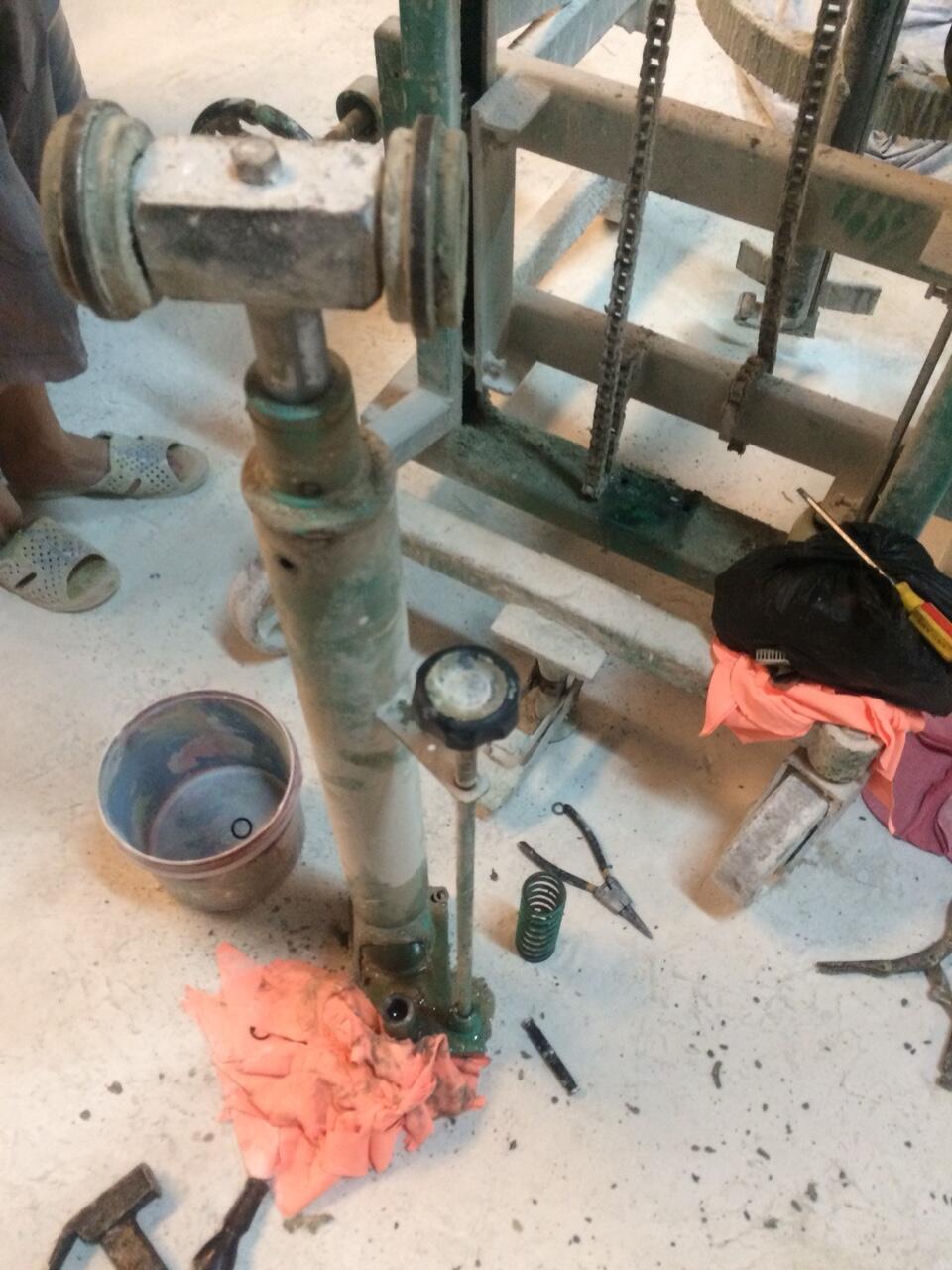 Tháo ty ben ra khỏi khung xe nâng quay đổ phuy